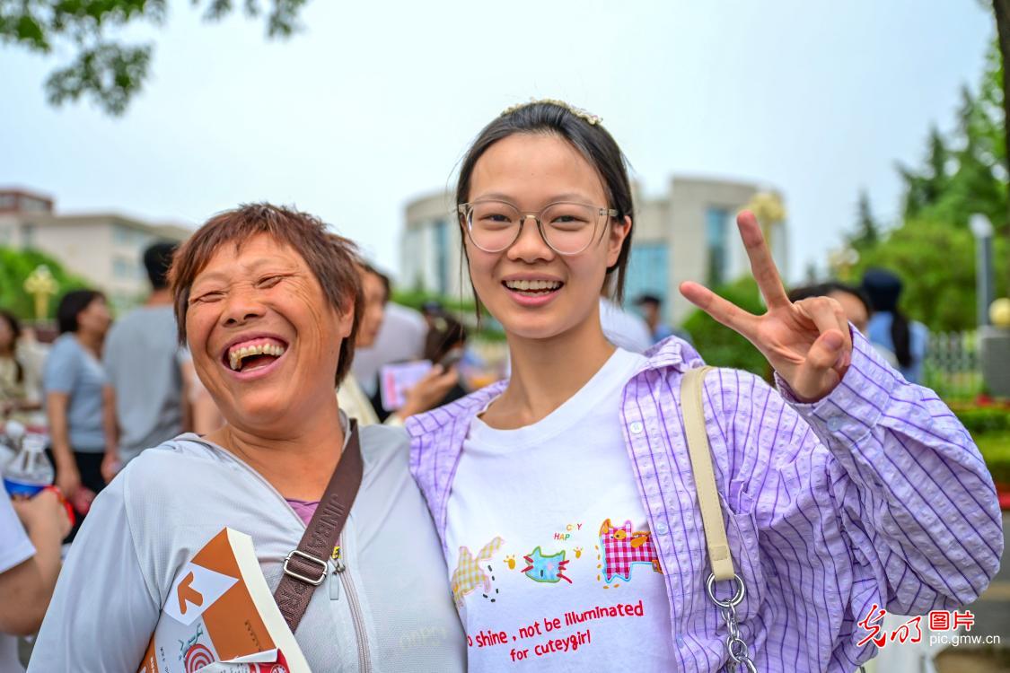 Confident and composed, Chinese students embrace national college entrance exam