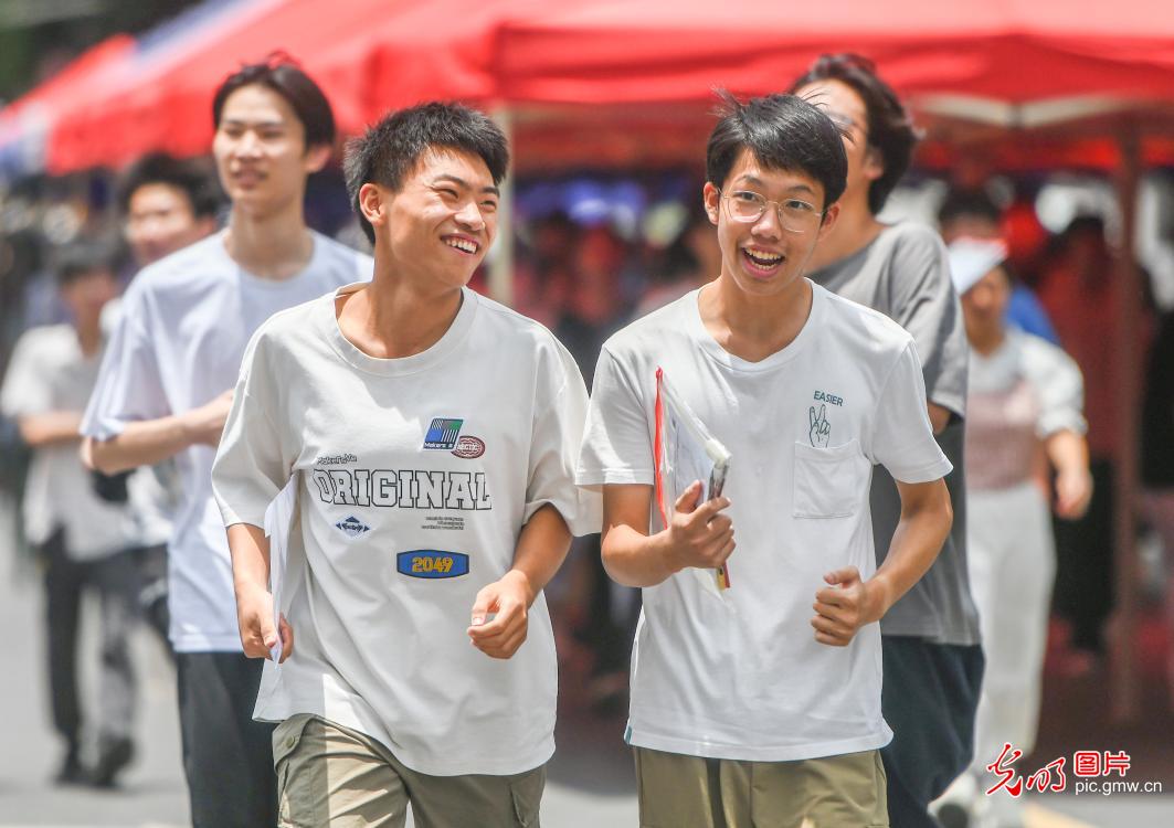 Confident and composed, Chinese students embrace national college entrance exam