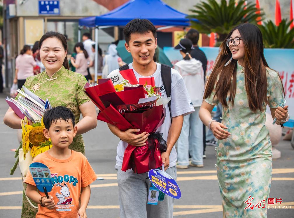 Confident and composed, Chinese students embrace national college entrance exam