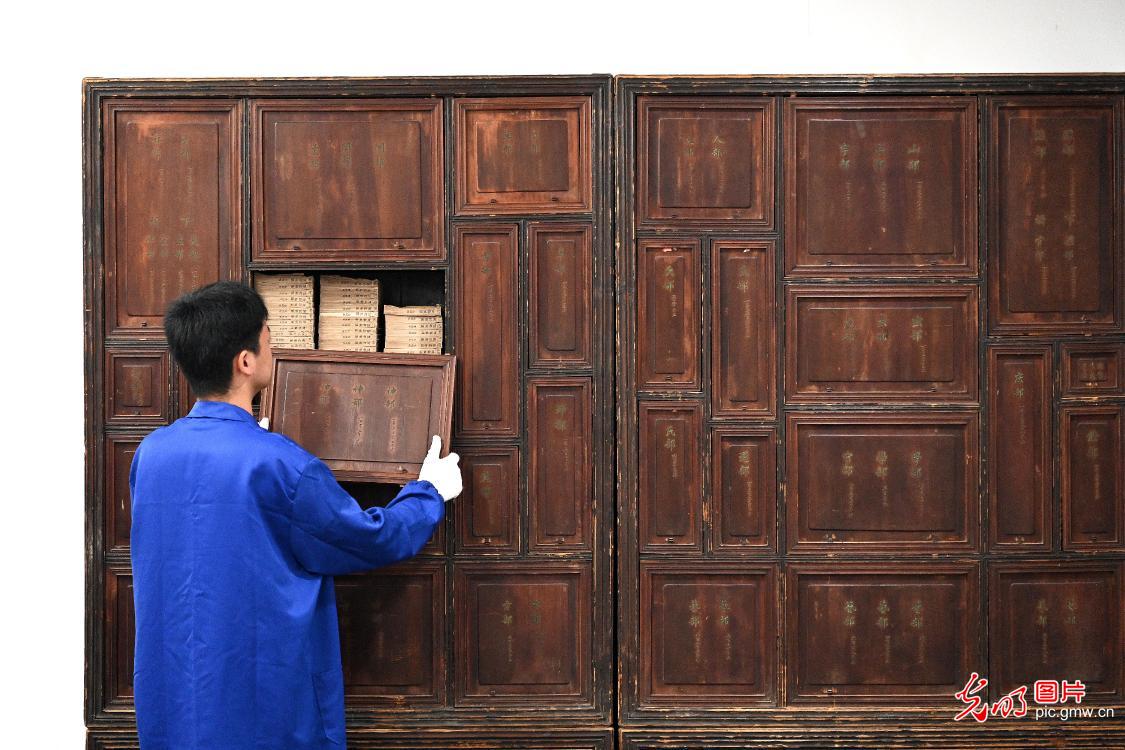 Henan library breathes new life into ancient books through digitization