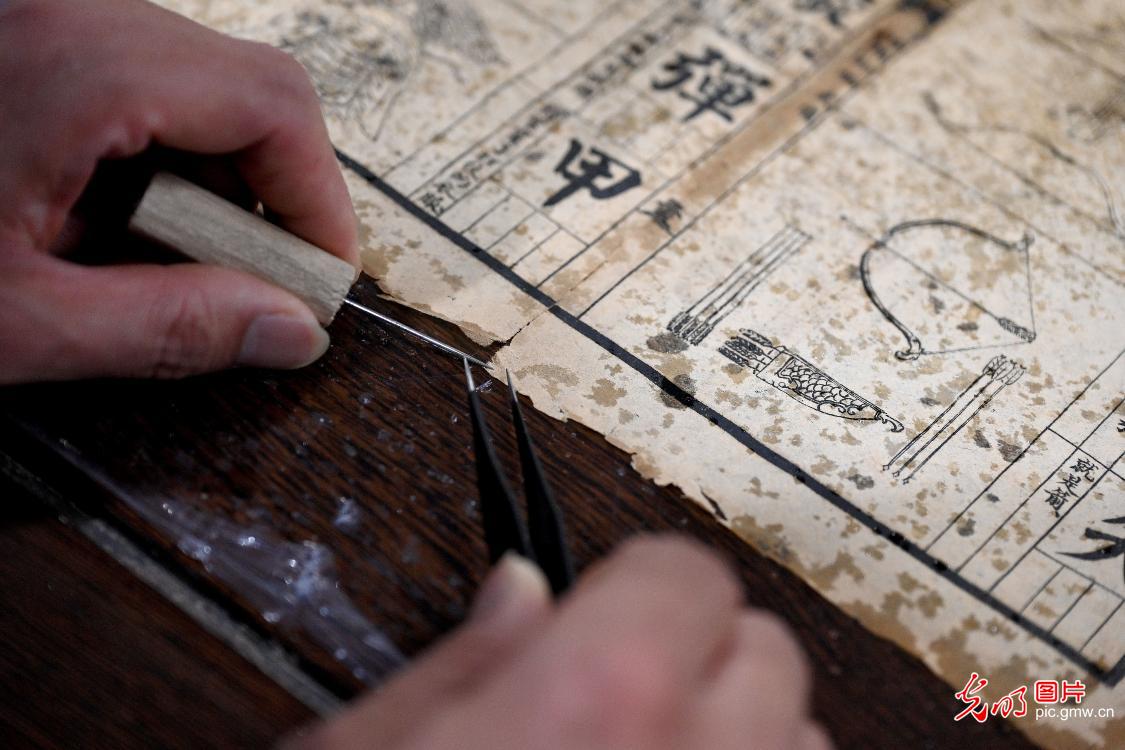 Henan library breathes new life into ancient books through digitization