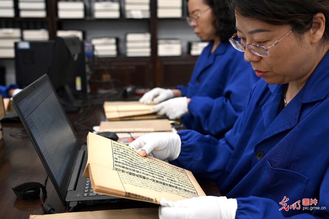Henan library breathes new life into ancient books through digitization