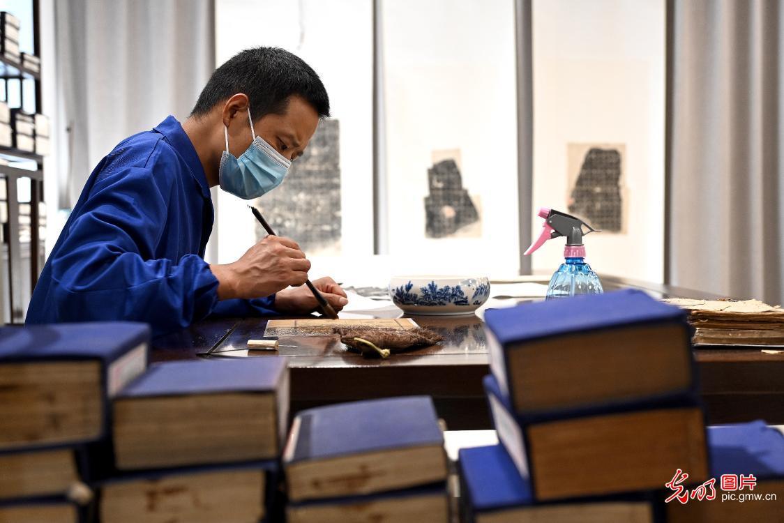 Henan library breathes new life into ancient books through digitization