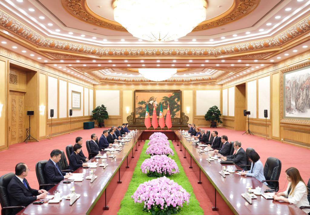 Xi meets Portuguese PM