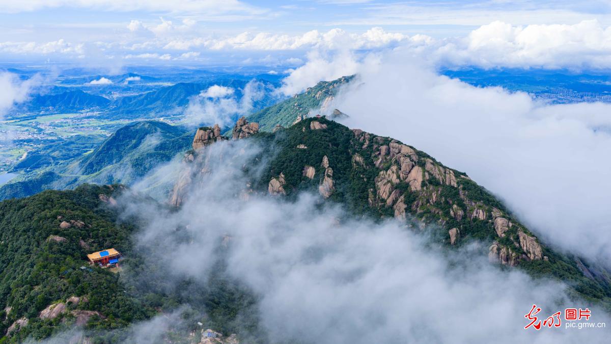 Mist-shrouded mountains create breathtaking scenery in E China's Anhui Mist-shrouded mountains create breathtaking scenery in E China's Anhui