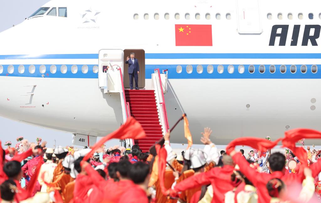 Xi leads central delegation to Urumqi for 70th anniversary of Xinjiang Uygur Autonomous Region