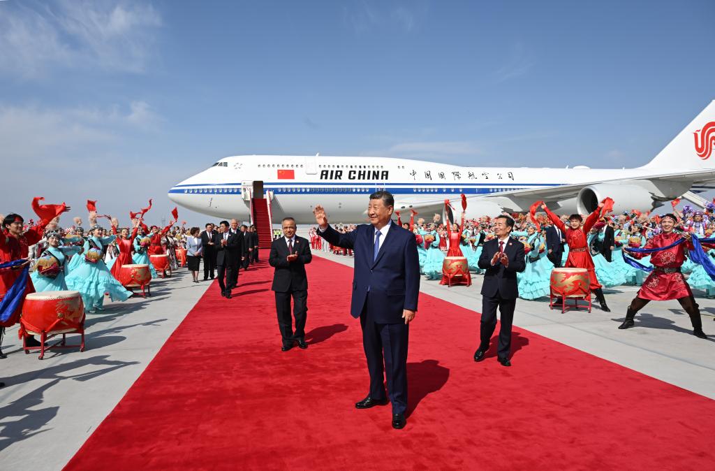 Xi leads central delegation to Urumqi for 70th anniversary of Xinjiang Uygur Autonomous Region