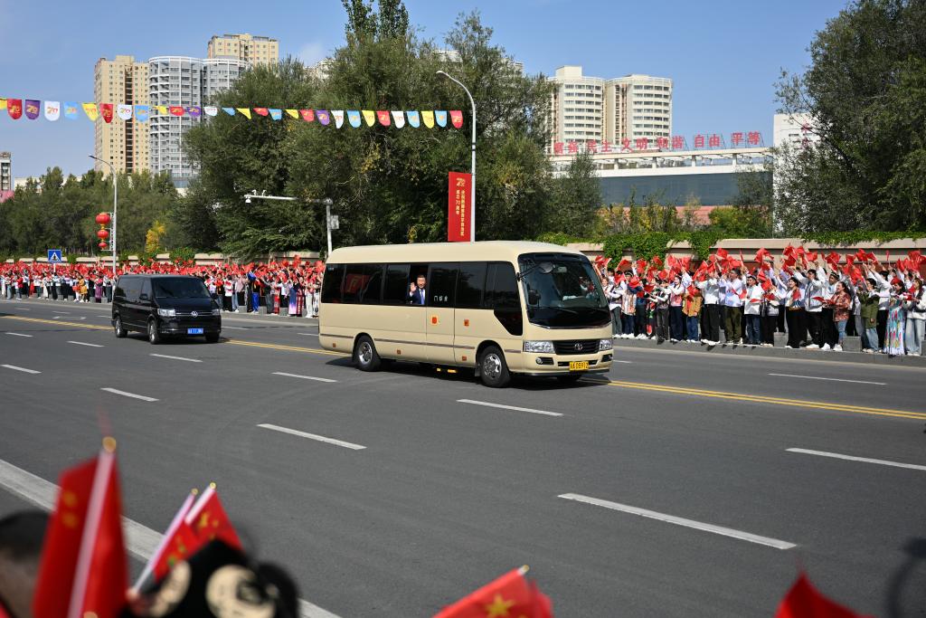 Xi leads central delegation to Urumqi for 70th anniversary of Xinjiang Uygur Autonomous Region