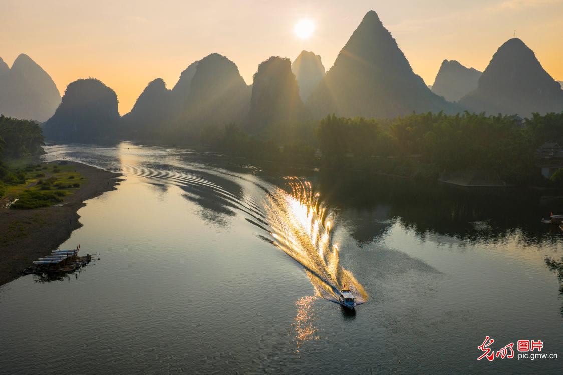 Sunrise gilds the Lijiang River in S China's Guangxi Sunrise gilds the Lijiang River in S China's Guangxi