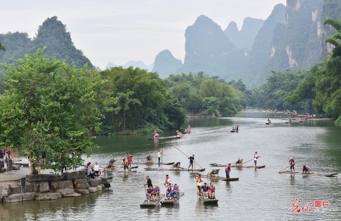 Tourists flock to Guilin's Yulong River for bamboo raft rides