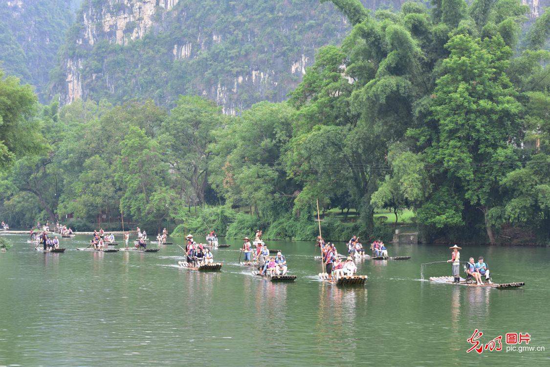 Tourists flock to Guilin's Yulong River for bamboo raft rides
