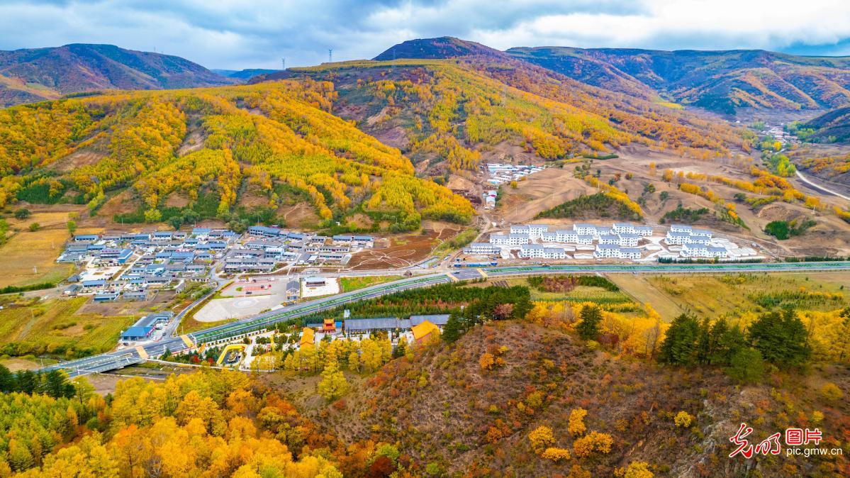 Mist-shrouded autumn mountains in N China's Hebei