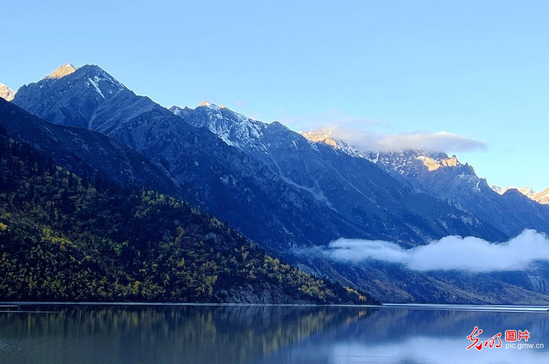 Emerald waters beneath snowy peaks: Ranwu Lake in China's Xizang