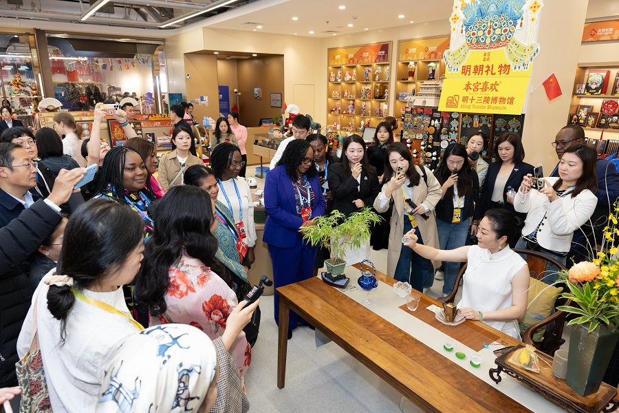 Global Leaders' Meeting on Women: Delegates learn about women's entrepreneurship at Silk Street