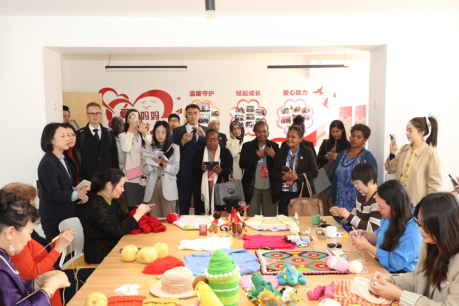 Global Leaders' Meeting on Women: Delegates explore Beijing's community services for women and children Global Leaders' Meeting on Women: Delegates explore Beijing's community services for women and children