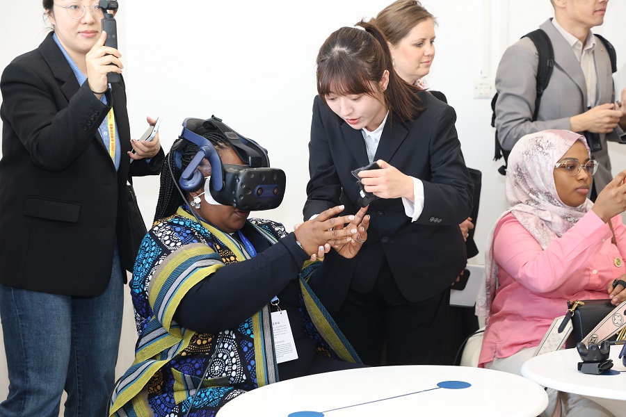 Global Leaders' Meeting on Women: Delegates explore Beijing's community services for women and children Global Leaders' Meeting on Women: Delegates explore Beijing's community services for women and children