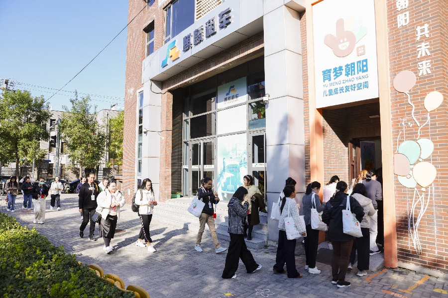 Delegation of Lao women officials visits Beijing's child-friendly space to exchange experiences