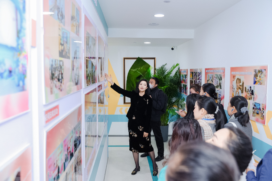 Delegation of Lao women officials visits Beijing's child-friendly space to exchange experiences