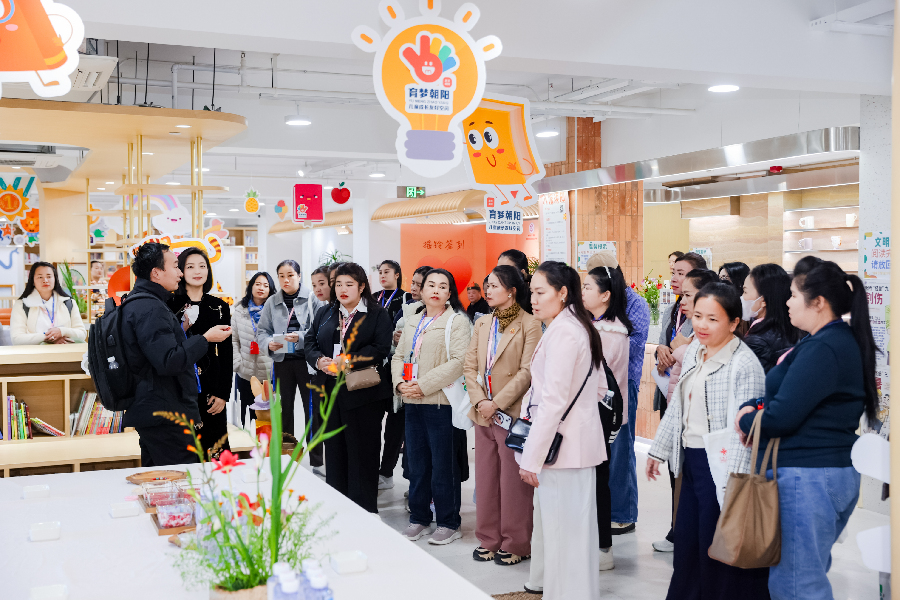 Delegation of Lao women officials visits Beijing's child-friendly space to exchange experiences
