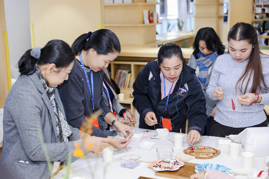Delegation of Lao women officials visits Beijing's child-friendly space to exchange experiences