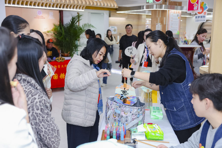 Delegation of Lao women officials visits Beijing's child-friendly space to exchange experiences