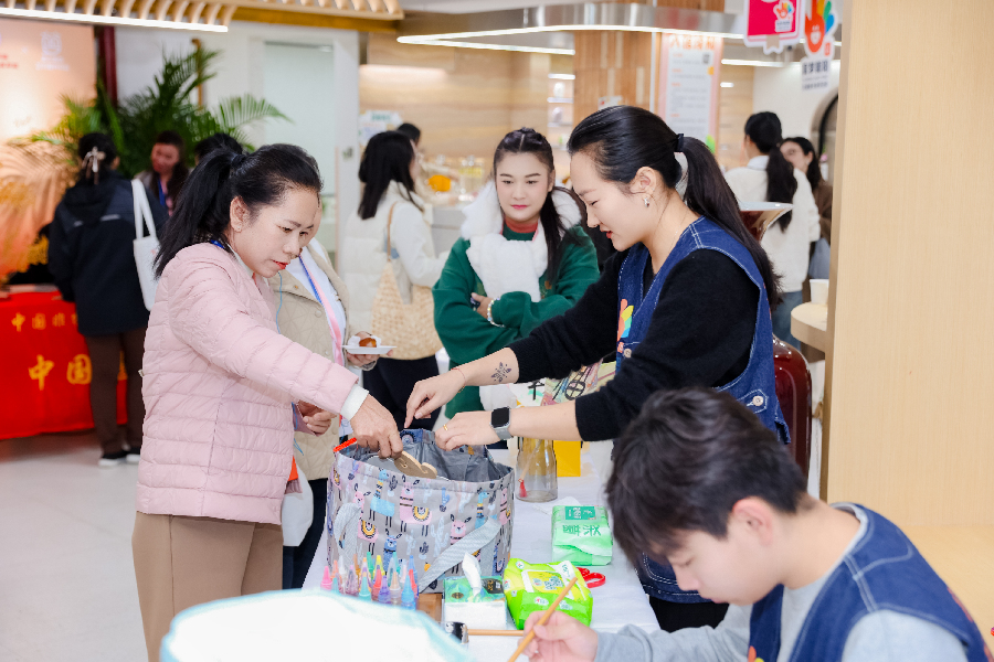 Delegation of Lao women officials visits Beijing's child-friendly space to exchange experiences