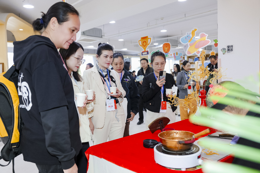 Delegation of Lao women officials visits Beijing's child-friendly space to exchange experiences