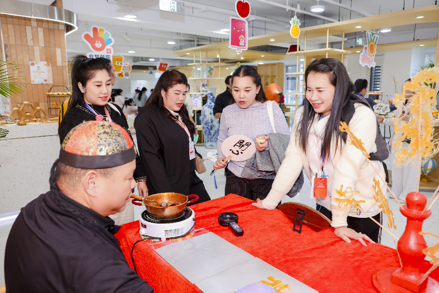 Delegation of Lao women officials visits Beijing's child-friendly space to exchange experiences