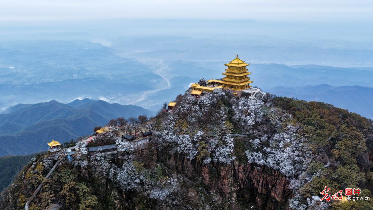 First snow crowns Mount Wangwu in C China's Henan