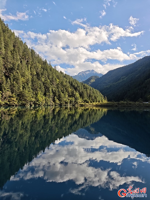 Early autumn scenery of Jiuzhaigou Valley in SW China's Sichuan Early autumn scenery of Jiuzhaigou Valley in SW China's Sichuan