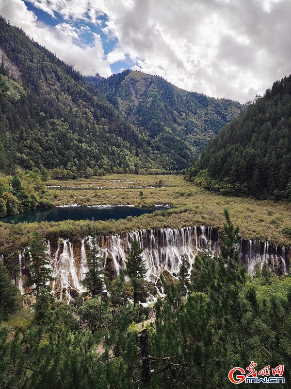 Early autumn scenery of Jiuzhaigou Valley in SW China's Sichuan Early autumn scenery of Jiuzhaigou Valley in SW China's Sichuan