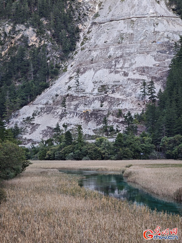 Early autumn scenery of Jiuzhaigou Valley in SW China's Sichuan Early autumn scenery of Jiuzhaigou Valley in SW China's Sichuan