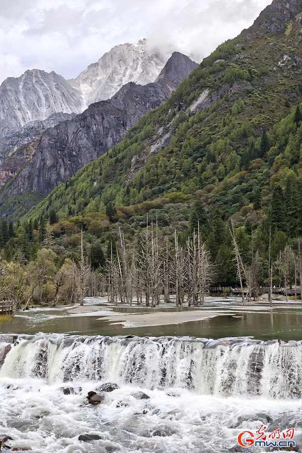 Autumn Splendor in Changping Valley of Mount Siguniang Autumn Splendor in Changping Valley of Mount Siguniang