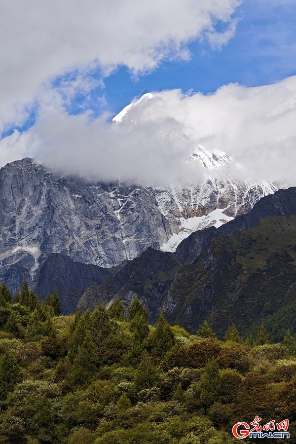 Autumn Splendor in Changping Valley of Mount Siguniang Autumn Splendor in Changping Valley of Mount Siguniang