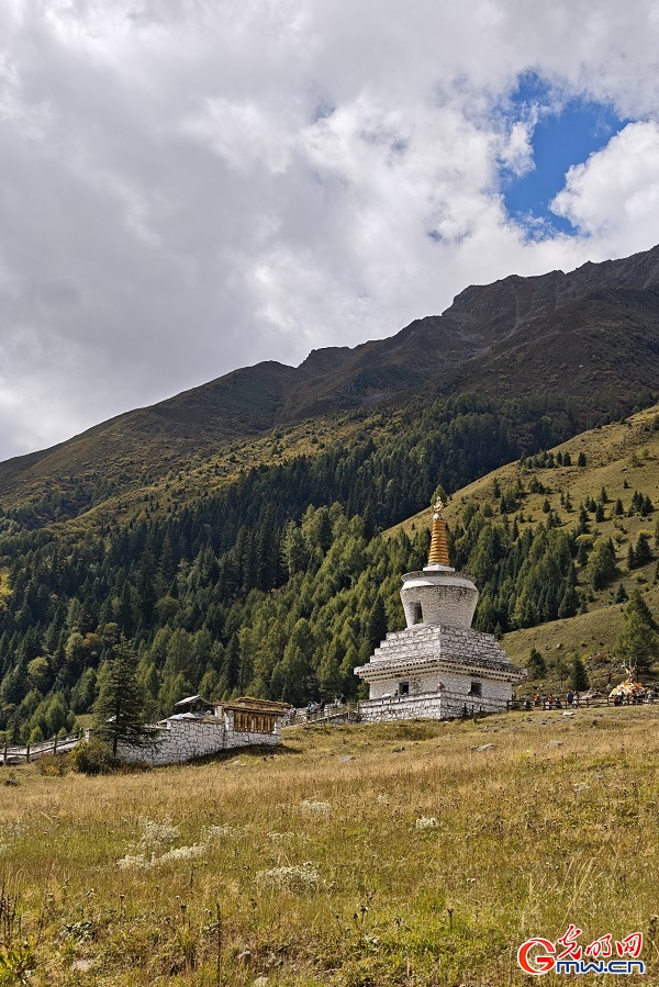 Shuangqiao Valley of SW China's Sichuan glows with autumn hues Shuangqiao Valley of SW China's Sichuan glows with autumn hues