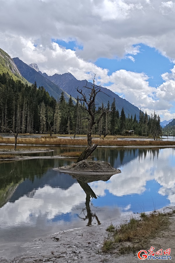 Shuangqiao Valley of SW China's Sichuan glows with autumn hues Shuangqiao Valley of SW China's Sichuan glows with autumn hues