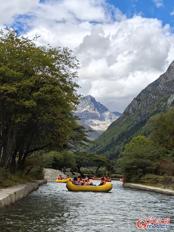 Shuangqiao Valley of SW China's Sichuan glows with autumn hues Shuangqiao Valley of SW China's Sichuan glows with autumn hues