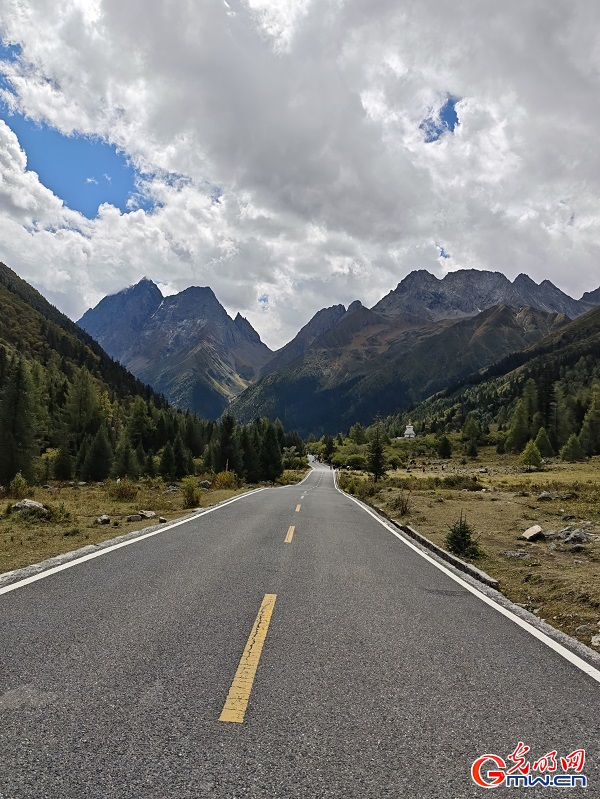 Shuangqiao Valley of SW China's Sichuan glows with autumn hues Shuangqiao Valley of SW China's Sichuan glows with autumn hues
