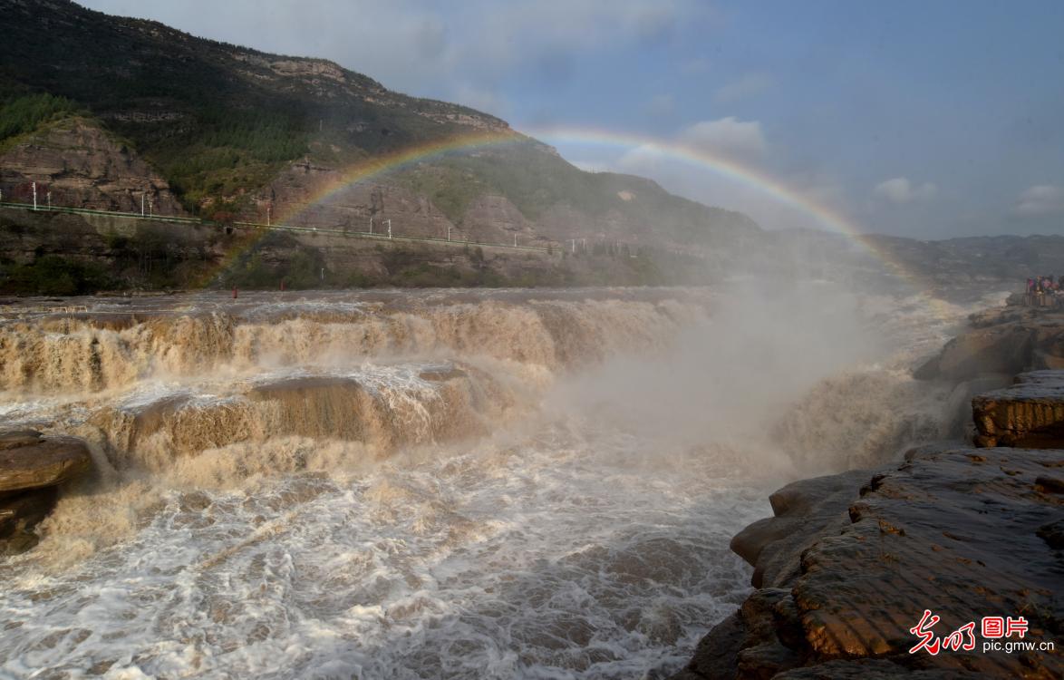 Tourists capture rainbow over Hukou Waterfall Tourists capture rainbow over Hukou Waterfall