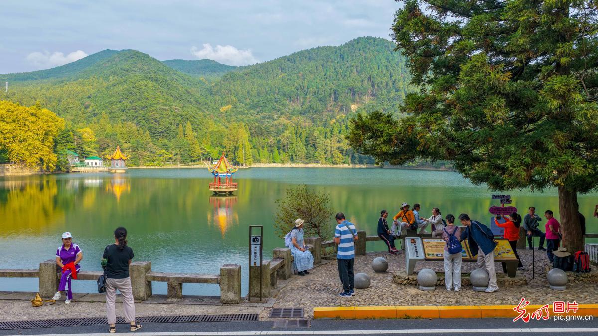 Magnificent Lushan enveloped in autumn splendor Magnificent Lushan enveloped in autumn splendor