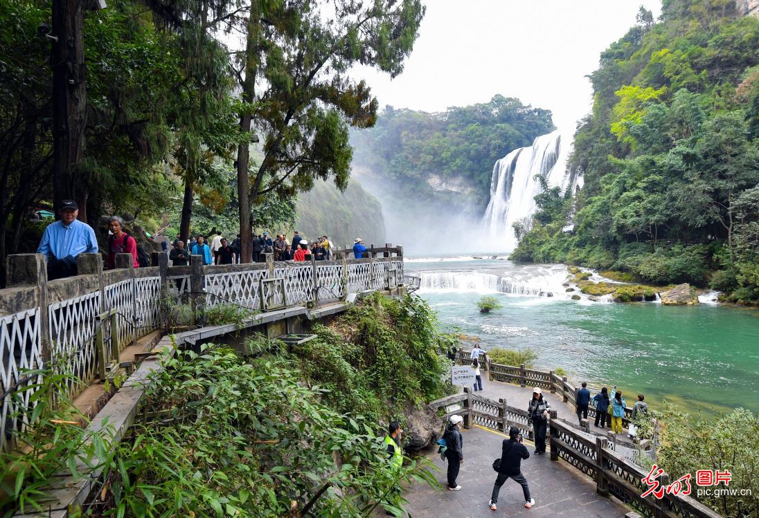 Autumn scenery graces Huangguoshu Waterfall in southwest China's Guizhou Province