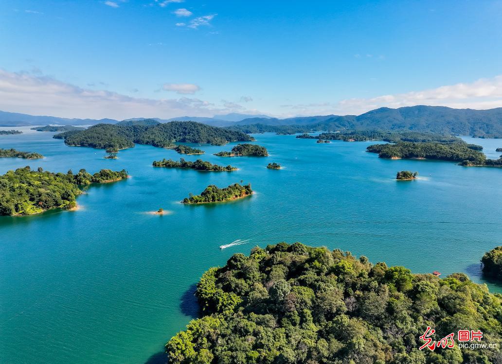 Picturesque autumn scenery unfolds at Wanlv Lake in S China's Guangdong