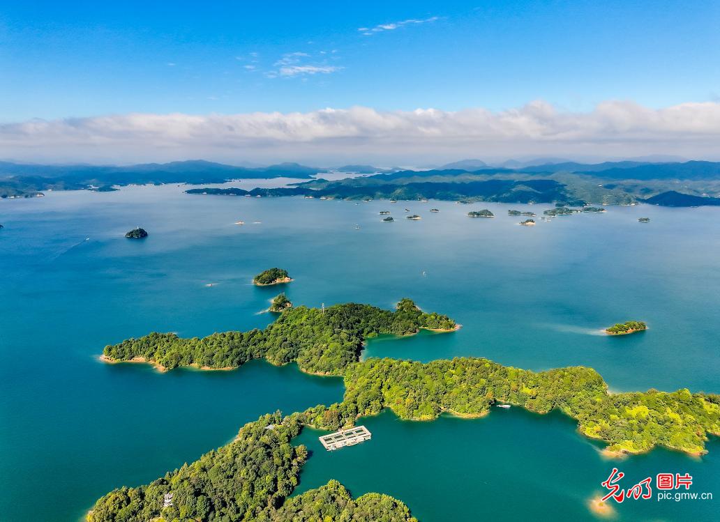 Picturesque autumn scenery unfolds at Wanlv Lake in S China's Guangdong