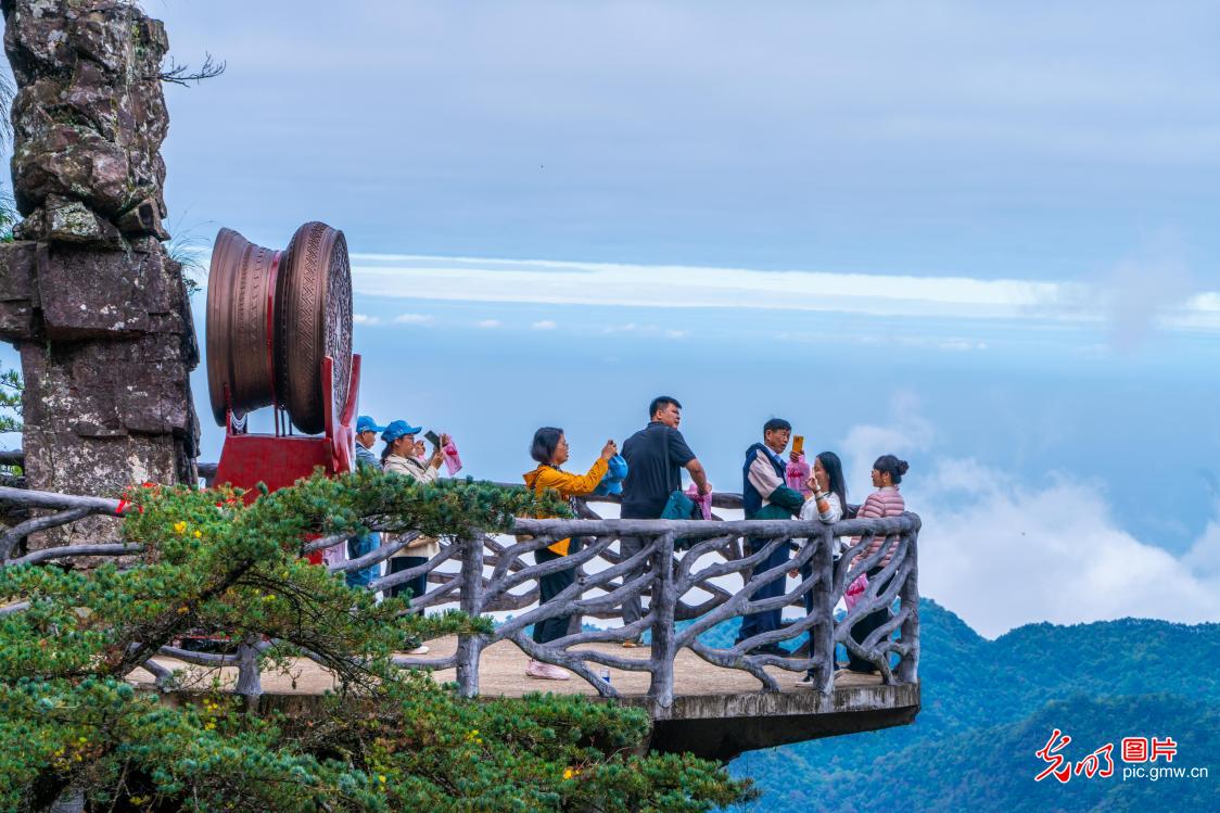 Visitors enjoy Yao song and dance amid autumn scenery in S China's Guangxi