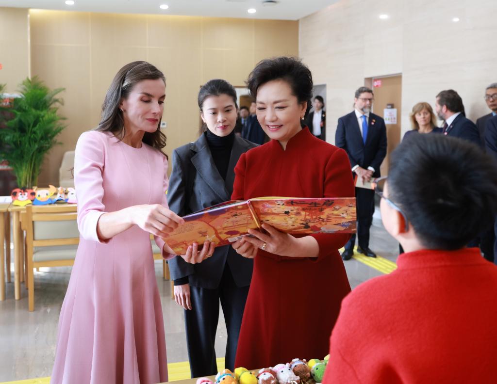 Peng Liyuan, Spain's Queen Letizia visit service center for persons with disabilities in Beijing