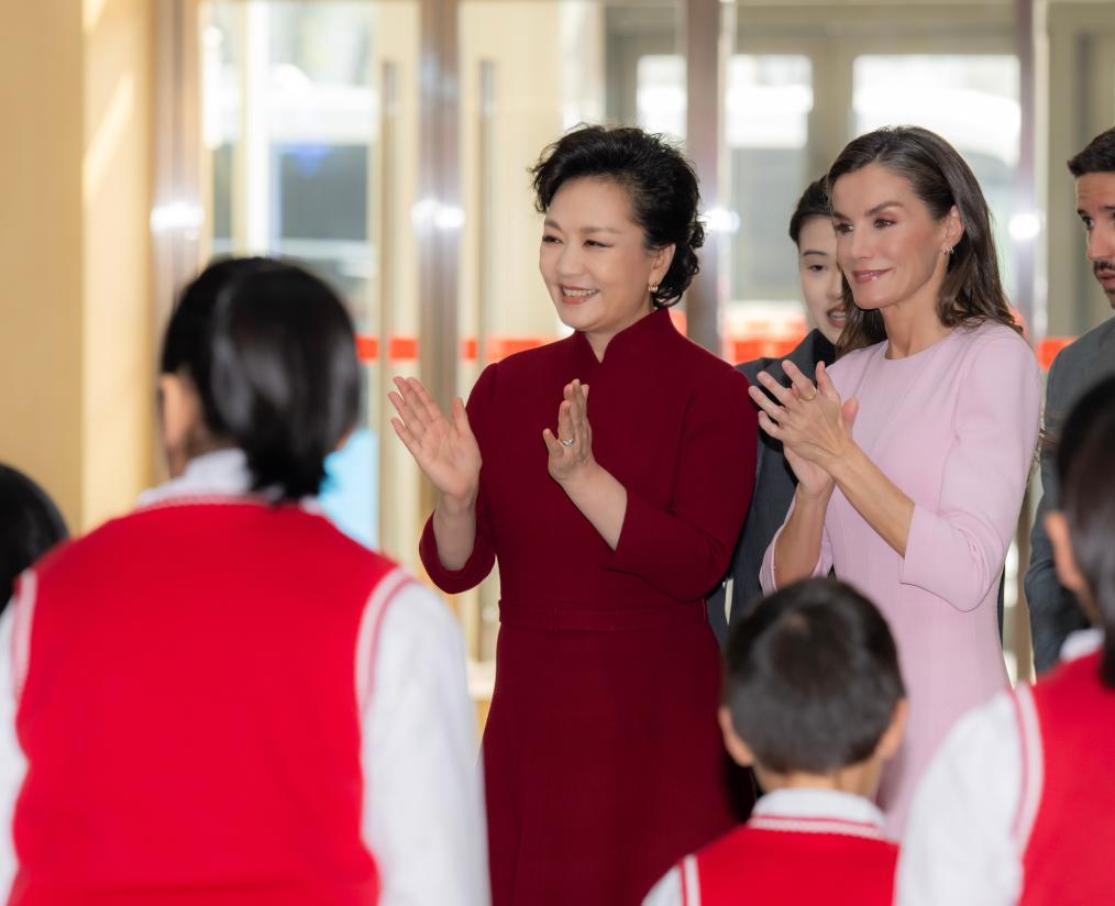 Peng Liyuan, Spain's Queen Letizia visit service center for persons with disabilities in Beijing