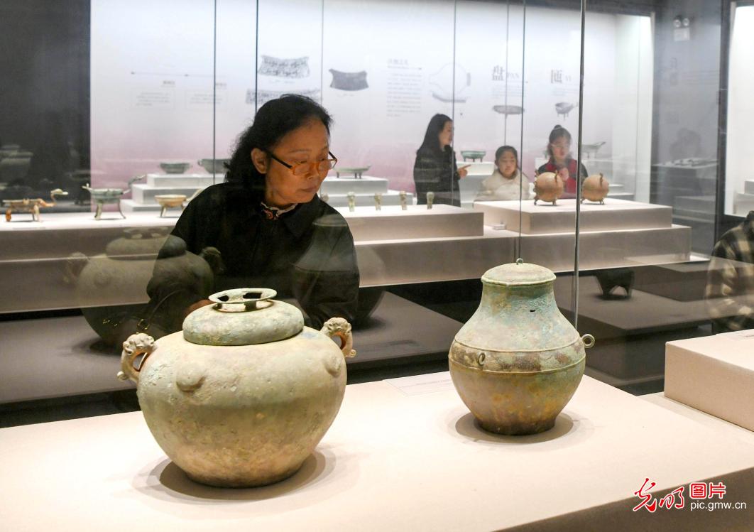 Visitors explore bronze culture at Tongling Museum Visitors explore bronze culture at Tongling Museum
