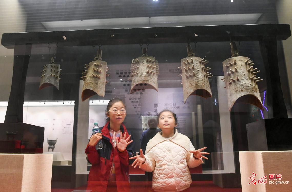 Visitors explore bronze culture at Tongling Museum Visitors explore bronze culture at Tongling Museum