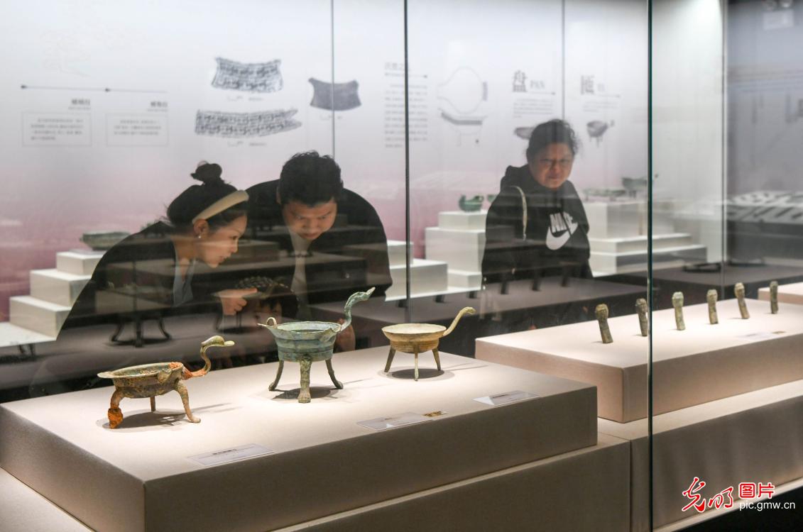 Visitors explore bronze culture at Tongling Museum Visitors explore bronze culture at Tongling Museum