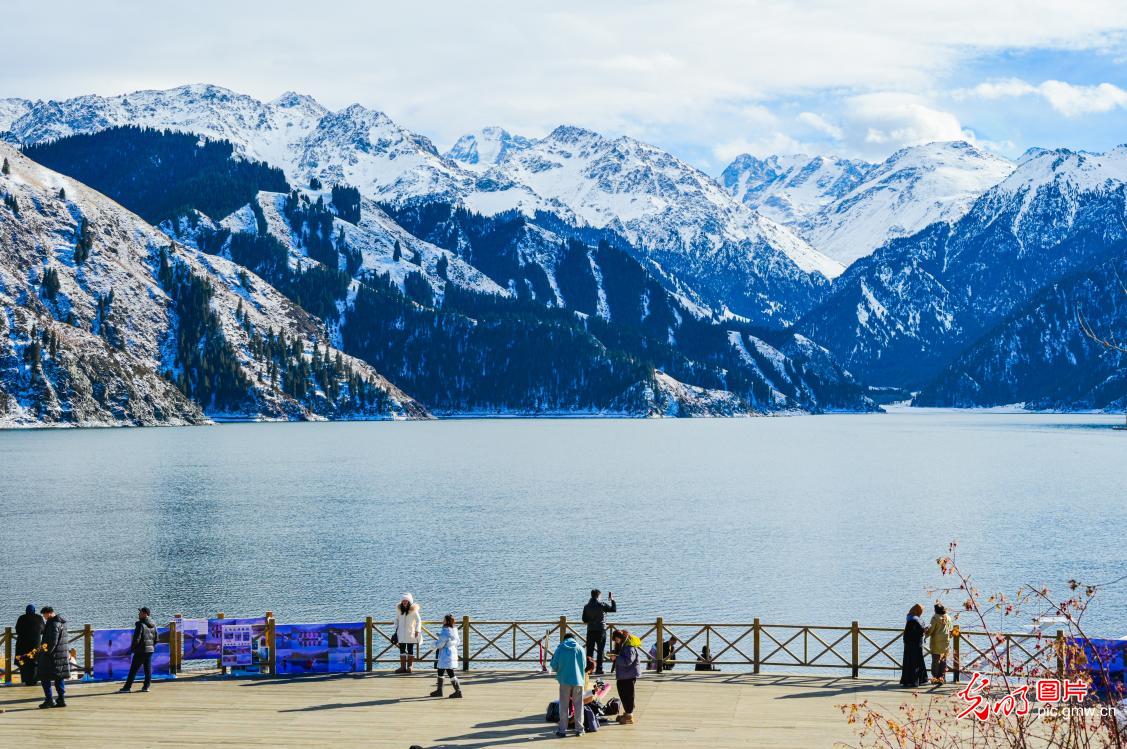 Snow-clad Tianshan creates winter wonderland in NW China's Xinjiang